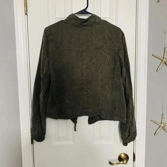 🌟Army Green Bomber Jacket🌟 - Picture 4 of 5